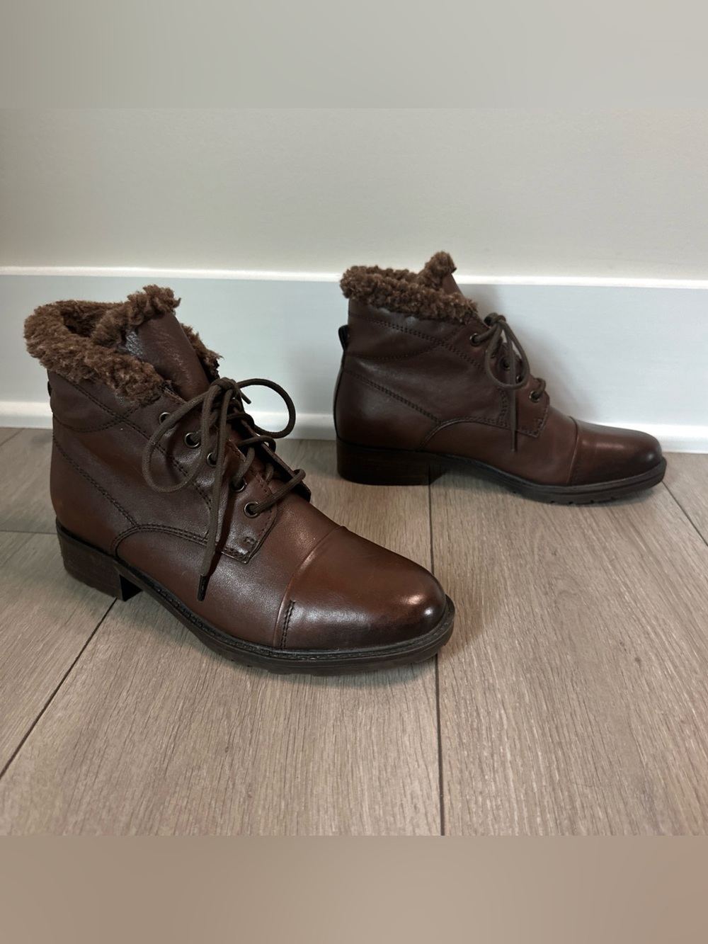 Clarks Artisan Women's Size 7.5 Brown Leather Faux Fur Trim Lace Up Ankle Boots